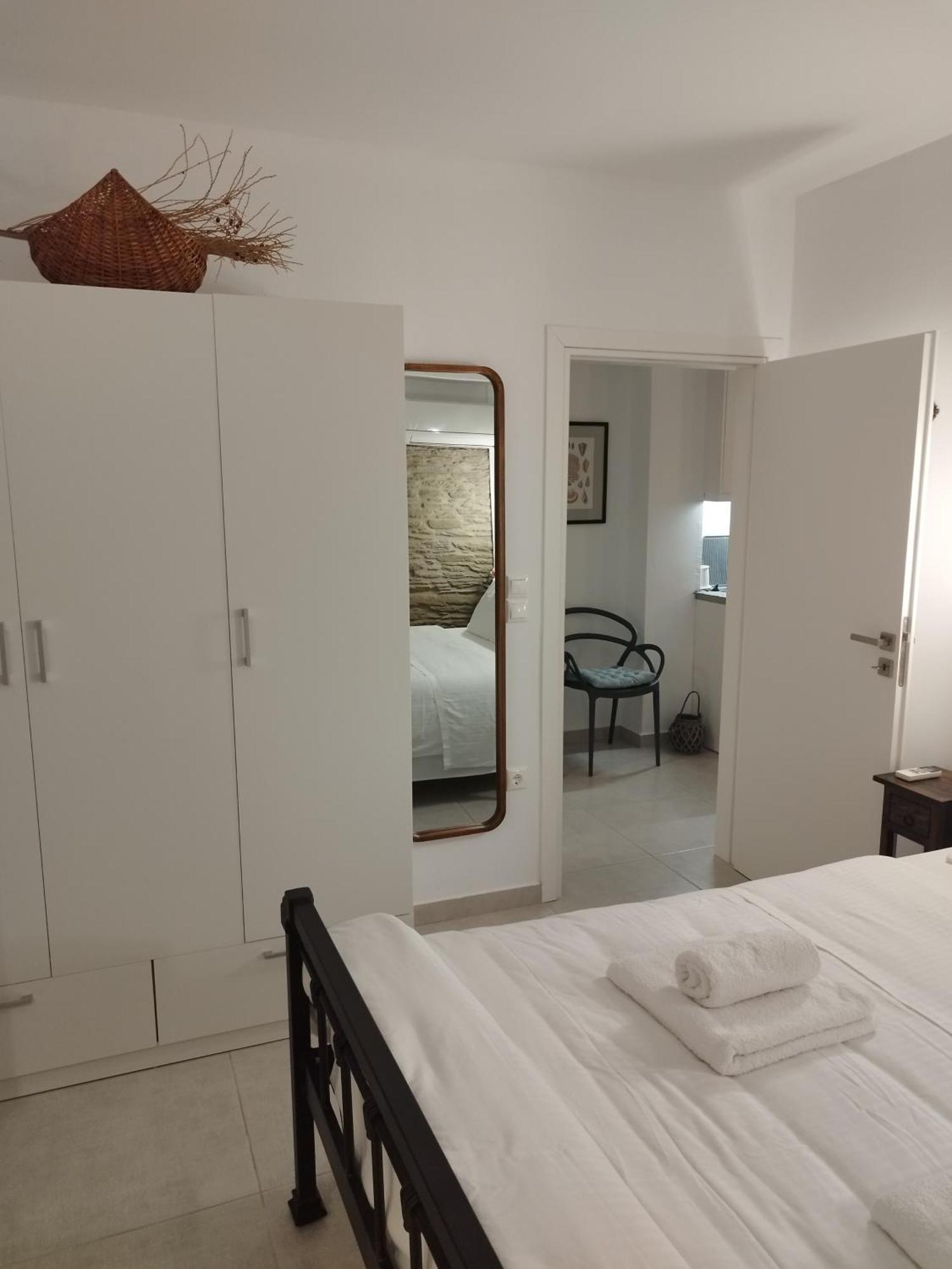Korina'S Suites Andros Town Exterior foto